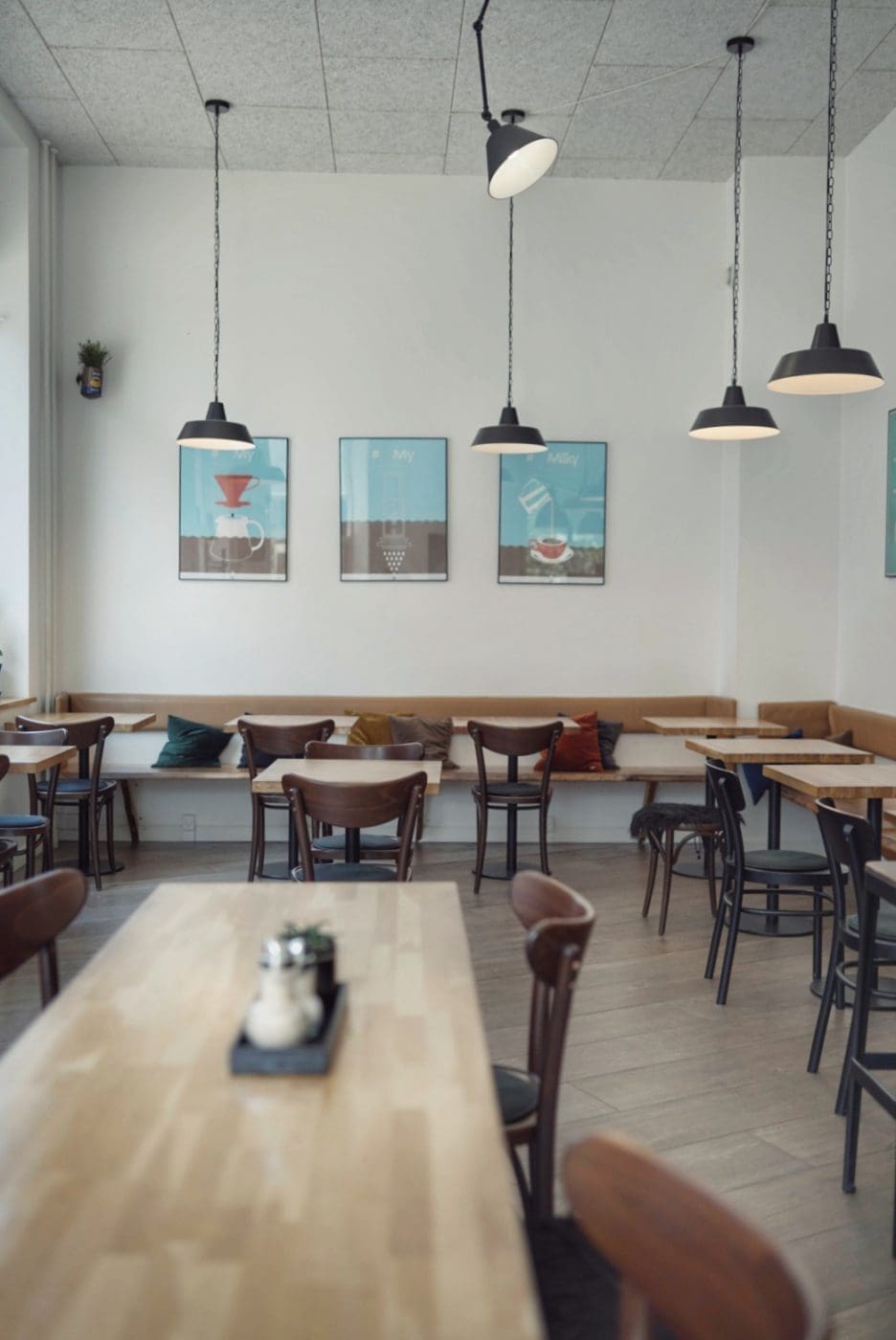 Ein Wochenende in Aalborg | Tour-Guide 36 DJU00569 | Dieses Jahr war, was das Reisen angeht, ganz klar von einem Land geprägt - Dänemark! Gleich zweimal hat es uns dieses Jahr in den Norden verschlagen. Nachdem wir die Nordsee im schönen Hvide Sande in vollen Zügen genießen konnten, ging es dieses Mal mehr ins Landesinnere. Die dänische Großstadt Aalborg in Nordjütland galt es zu erkunden. Und wie ihr wisst, gehen bei uns zwei Aspekte immer Hand in Hand. Reisen und Kulinarik. Beide sind für uns eng verbunden, daher ist es selbstverständlich, dass wir euch mit einem Foodguide zu Aalborg versorgen. Was kann man an einem Wochenende in Aalborg erleben? Was sollte man gesehen haben? Und am Wichtigsten, wo solltet ihr gegessen haben?