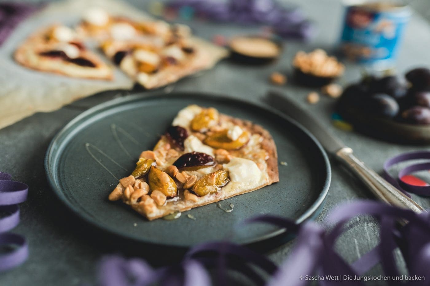 Süßer Erdnuss-Vollkorn-Flammkuchen 12 Erdnuss Vollkorn Flammkuchen ültje 9 | Am heutigen Freitag gibt es eine ganze Menge zu feiern!! Wir sind nun hochoffiziell Erdnuss Botschafter aus Überzeugung und passend dazu feiern wir heute den Tag der Erdnuss. Also lasst die Korken knallen! Wenn es um Partyfood geht, dann mögen wir es simpel und mega lecker. Flammkuchen sind einfach immer eine tolle Idee. Also haben wir die Erdnuss mit einem süßen Erdnuss-Vollkorn-Flammkuchen hochleben lassen.