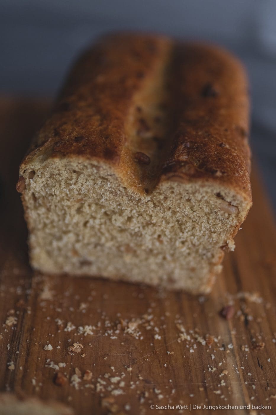Selbstgebackenes Brot mit Erdnüssen 6 Erdnussbrot 10 | Heute haben wir wieder ein Rezept für euch, das wir mit Erdnüssen zubereitet haben. Und zwar ein selbstgebackenes Brot. Allerdings ist das ein Rezept, das wir schon im Mai, als wir auf unserer Reise mit dem Wohnmobil durch die Bretagne unterwegs waren, zum ersten Mal gebacken haben. Denn auch unterwegs backen wir unser Brot am Liebsten selber! Herausgekommen ist ein richtig tolles Frühstücksbrot und wir wussten, dass wir das unbedingt nochmal in unserem heimischen Offen neu backen müssen, damit ihr das leckere Brot auch nach unserem Rezept selber backen könnt.