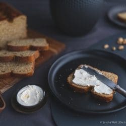 Erdnussbrot 2 | Frisch gebackenes Brot, das noch warm aus dem Ofen kommt – dagegen kommt kein Supermarktbrot an. Mit etwas Übung ist es leichter, als du denkst.