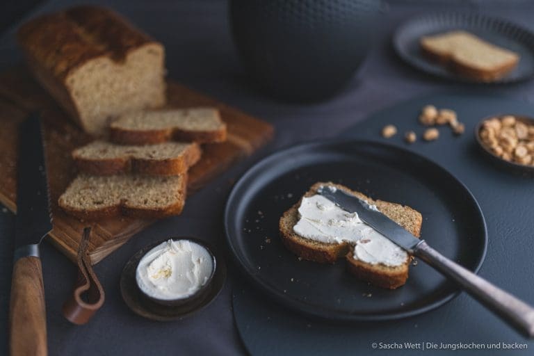 Erdnussbrot 2 | Frisch gebackenes Brot, das noch warm aus dem Ofen kommt – dagegen kommt kein Supermarktbrot an. Mit etwas Übung ist es leichter, als du denkst.