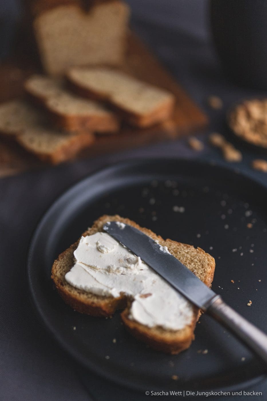 Selbstgebackenes Brot mit Erdnüssen 8 Erdnussbrot 3 | Heute haben wir wieder ein Rezept für euch, das wir mit Erdnüssen zubereitet haben. Und zwar ein selbstgebackenes Brot. Allerdings ist das ein Rezept, das wir schon im Mai, als wir auf unserer Reise mit dem Wohnmobil durch die Bretagne unterwegs waren, zum ersten Mal gebacken haben. Denn auch unterwegs backen wir unser Brot am Liebsten selber! Herausgekommen ist ein richtig tolles Frühstücksbrot und wir wussten, dass wir das unbedingt nochmal in unserem heimischen Offen neu backen müssen, damit ihr das leckere Brot auch nach unserem Rezept selber backen könnt.