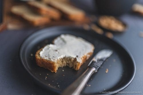 Erdnussbrot 5 | Heute haben wir wieder ein Rezept für euch, das wir mit Erdnüssen zubereitet haben. Und zwar ein selbstgebackenes Brot. Allerdings ist das ein Rezept, das wir schon im Mai, als wir auf unserer Reise mit dem Wohnmobil durch die Bretagne unterwegs waren, zum ersten Mal gebacken haben. Denn auch unterwegs backen wir unser Brot am Liebsten selber! Herausgekommen ist ein richtig tolles Frühstücksbrot und wir wussten, dass wir das unbedingt nochmal in unserem heimischen Offen neu backen müssen, damit ihr das leckere Brot auch nach unserem Rezept selber backen könnt.