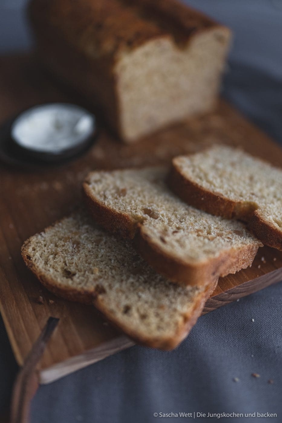 Selbstgebackenes Brot mit Erdnüssen 7 Erdnussbrot 6 | Heute haben wir wieder ein Rezept für euch, das wir mit Erdnüssen zubereitet haben. Und zwar ein selbstgebackenes Brot. Allerdings ist das ein Rezept, das wir schon im Mai, als wir auf unserer Reise mit dem Wohnmobil durch die Bretagne unterwegs waren, zum ersten Mal gebacken haben. Denn auch unterwegs backen wir unser Brot am Liebsten selber! Herausgekommen ist ein richtig tolles Frühstücksbrot und wir wussten, dass wir das unbedingt nochmal in unserem heimischen Offen neu backen müssen, damit ihr das leckere Brot auch nach unserem Rezept selber backen könnt.