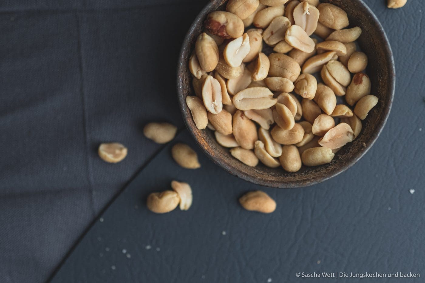 Selbstgebackenes Brot mit Erdnüssen 4 Erdnussbrot 7 | Heute haben wir wieder ein Rezept für euch, das wir mit Erdnüssen zubereitet haben. Und zwar ein selbstgebackenes Brot. Allerdings ist das ein Rezept, das wir schon im Mai, als wir auf unserer Reise mit dem Wohnmobil durch die Bretagne unterwegs waren, zum ersten Mal gebacken haben. Denn auch unterwegs backen wir unser Brot am Liebsten selber! Herausgekommen ist ein richtig tolles Frühstücksbrot und wir wussten, dass wir das unbedingt nochmal in unserem heimischen Offen neu backen müssen, damit ihr das leckere Brot auch nach unserem Rezept selber backen könnt.