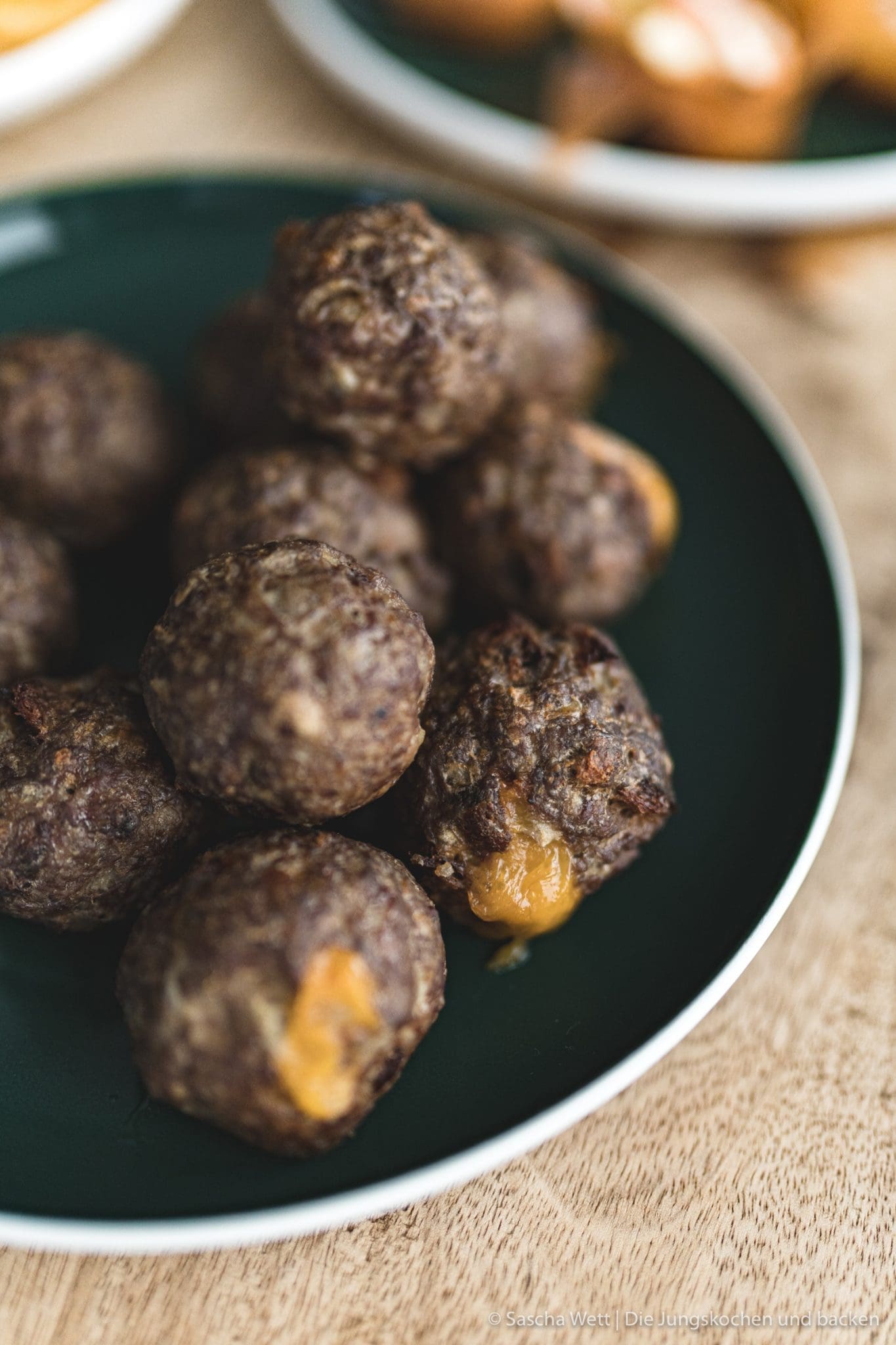 Finger Food ItsMyMatch VilleroyBoch 14 | Heute haben wir gleich drei Rezept für euch im Gepäck. Drei schnell zu bereitete Ideen, die ihr für eure nächste Geburtstags- oder auch Einweihungsparty ganz einfach zubereiten könnt. Bei so einer Party hat man eh schon immer soviel zu tun, dass man sich um das Essen nur noch nebenher Gedanken machen möchte. Daher ist es super, wenn ihr das gut vorbereiten könnt. Da ist Fingerfood einfach die beste Option!