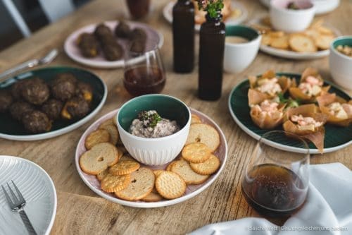 Finger Food ItsMyMatch VilleroyBoch 3 | Heute haben wir gleich drei Rezept für euch im Gepäck. Drei schnell zu bereitete Ideen, die ihr für eure nächste Geburtstags- oder auch Einweihungsparty ganz einfach zubereiten könnt. Bei so einer Party hat man eh schon immer soviel zu tun, dass man sich um das Essen nur noch nebenher Gedanken machen möchte. Daher ist es super, wenn ihr das gut vorbereiten könnt. Da ist Fingerfood einfach die beste Option!
