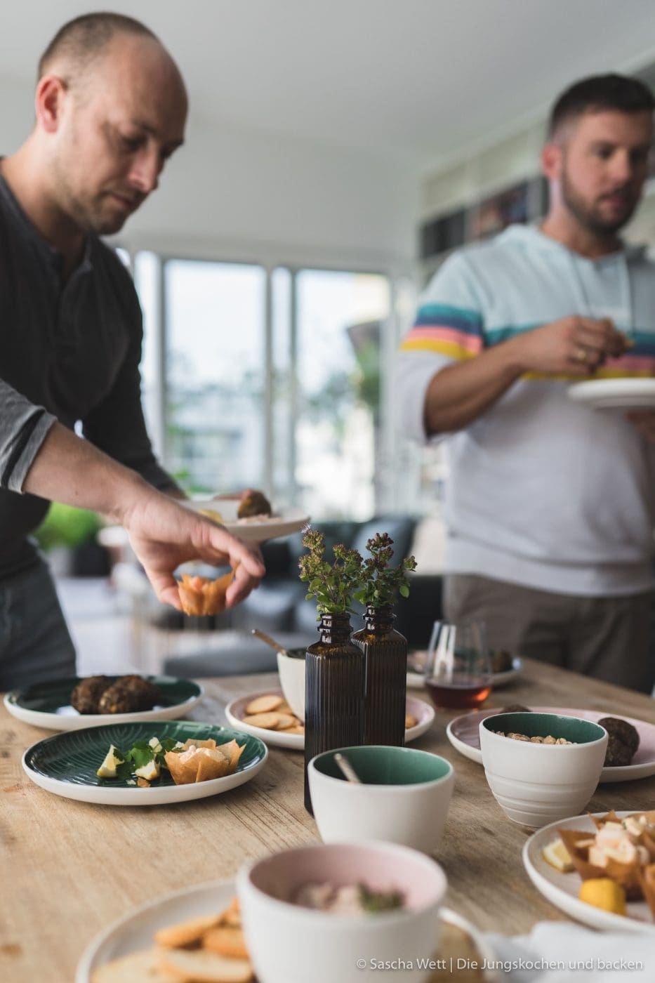 Finger Food ItsMyMatch VilleroyBoch 38 | Heute haben wir gleich drei Rezept für euch im Gepäck. Drei schnell zu bereitete Ideen, die ihr für eure nächste Geburtstags- oder auch Einweihungsparty ganz einfach zubereiten könnt. Bei so einer Party hat man eh schon immer soviel zu tun, dass man sich um das Essen nur noch nebenher Gedanken machen möchte. Daher ist es super, wenn ihr das gut vorbereiten könnt. Da ist Fingerfood einfach die beste Option!