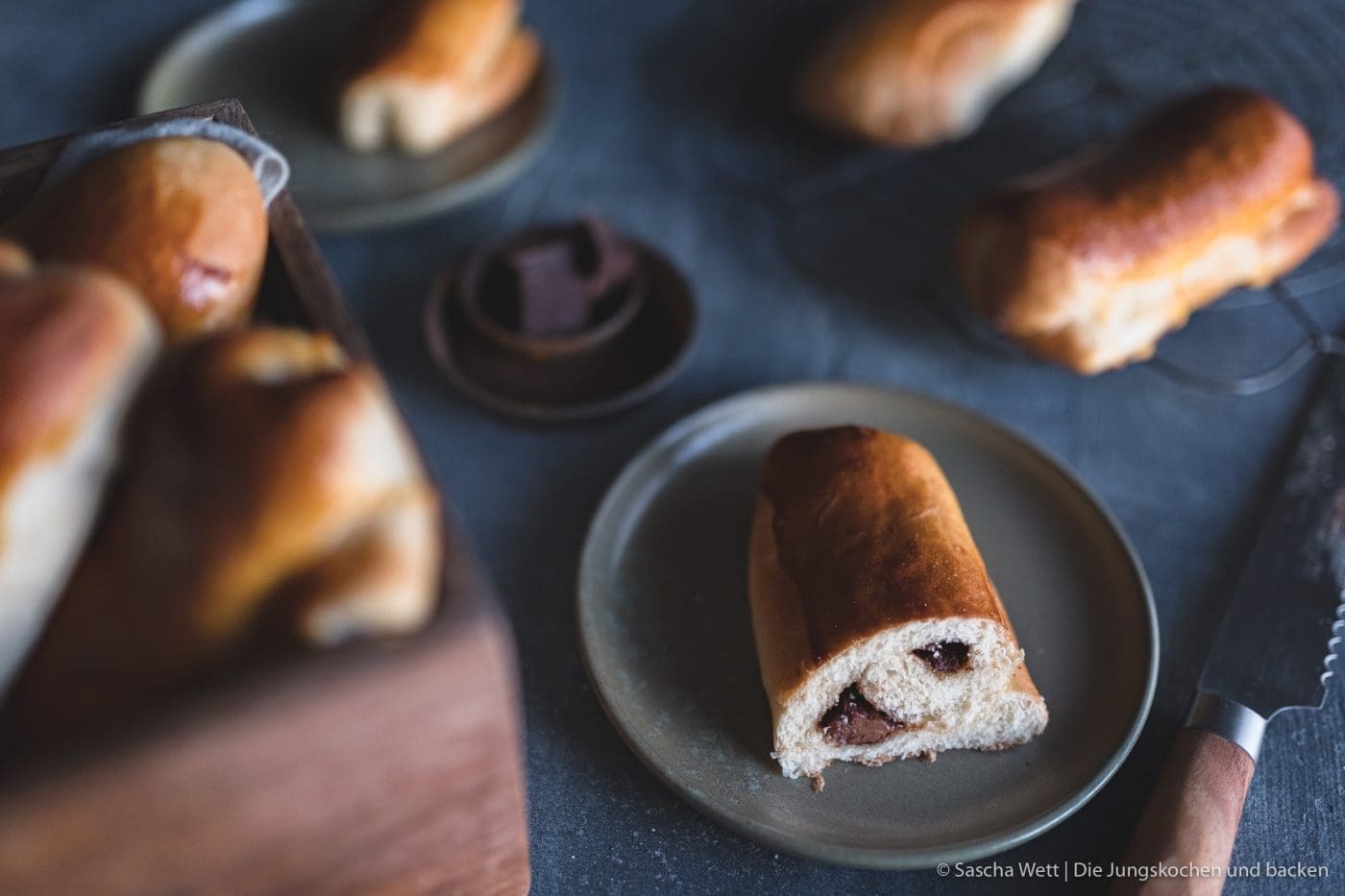 Nougat Schokobtötchen 2 | Das heutige Rezept ist mehr als unerwartet und spontan entstanden, aber das ist ja meistens keine schlechte Sache - ganz im Gegenteil. Torsten kam mit einem ganzen Haufen an Schokolade nach Hause. Aber nicht irgendeine Schoki, sondern mit unserer allerliebsten Nougat-Schokolade auf der Welt! Nicht, dass wir die guten Stücke nicht auch einfach so ruckzuck hätten vernichten können, aber irgendwie hatten wir beide den Gedanken, damit etwas anzustellen, bzw. zu backen. Das Ende der Geschichte sind diese super fluffigen und unfassbar leckeren Nougat-Schokobrötchen.