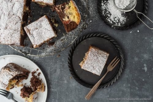 Pflaumen Marnorkuchen 6 | Als ich letzte Woche ein paar Tage unterwegs war, hat Torsten wohl die Langeweile gepackt. Das führt dann in der Regel zu einer Vielzahl an Backwerken, Eingemachtem und anderen neuen Rezepten. Von einem anderen Rezept hatte er nämlich noch eine gute Portion Pflaumen übrig, die geradezu danach geschrien hat, verarbeitet zu werden. Also hat mich, als ich am Samstag nach Hause kam, dieser wunderbar saftige Pflaumen-Marmorkuchen angelacht.