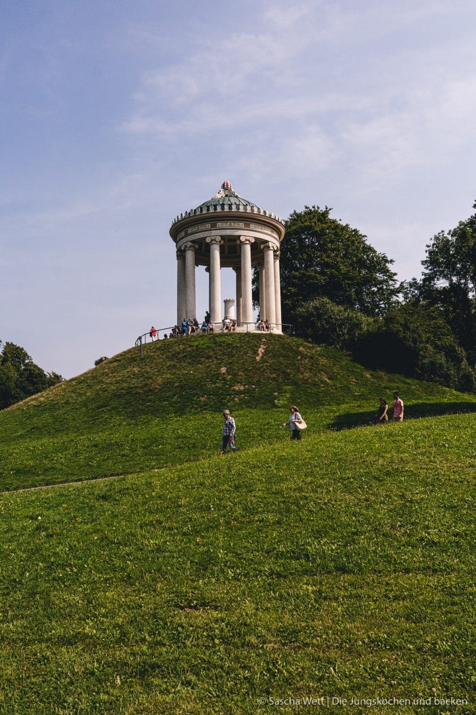 Wildschwein Burger Kerrygold 10 | Heute haben wir eine super leckere Burgerkreation von Torsten mit im Gepäck - Wildschwein-Cheeseburger mit Zwetchgenchutney. Der eine oder andere von euch hat den Burger auch schon vor ein paar Wochen bei Instagram erspäht! Wir waren nämlich mit unserem Partner Kerrygold im schönen München. Dort haben wir aber nicht nur geschlemmt, sondern waren auch fleißig. Wir durften dort mit 50€ bewaffnet über den Viktualienmarkt flitzen und haben unseren ganz persönlichen Burger kreiiert. Torsten hat mit seinem Wildschwein-Chesseburger den zweiten Platz gemacht und daher wollen wir ihn euch natürlich nicht vorenthalten.