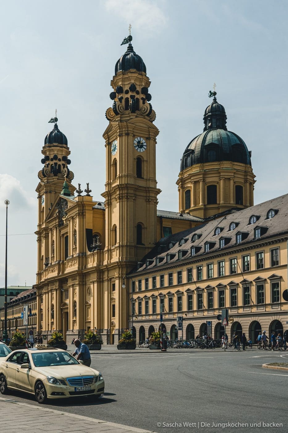 Wildschwein Burger Kerrygold 11 | Heute haben wir eine super leckere Burgerkreation von Torsten mit im Gepäck - Wildschwein-Cheeseburger mit Zwetchgenchutney. Der eine oder andere von euch hat den Burger auch schon vor ein paar Wochen bei Instagram erspäht! Wir waren nämlich mit unserem Partner Kerrygold im schönen München. Dort haben wir aber nicht nur geschlemmt, sondern waren auch fleißig. Wir durften dort mit 50€ bewaffnet über den Viktualienmarkt flitzen und haben unseren ganz persönlichen Burger kreiiert. Torsten hat mit seinem Wildschwein-Chesseburger den zweiten Platz gemacht und daher wollen wir ihn euch natürlich nicht vorenthalten.