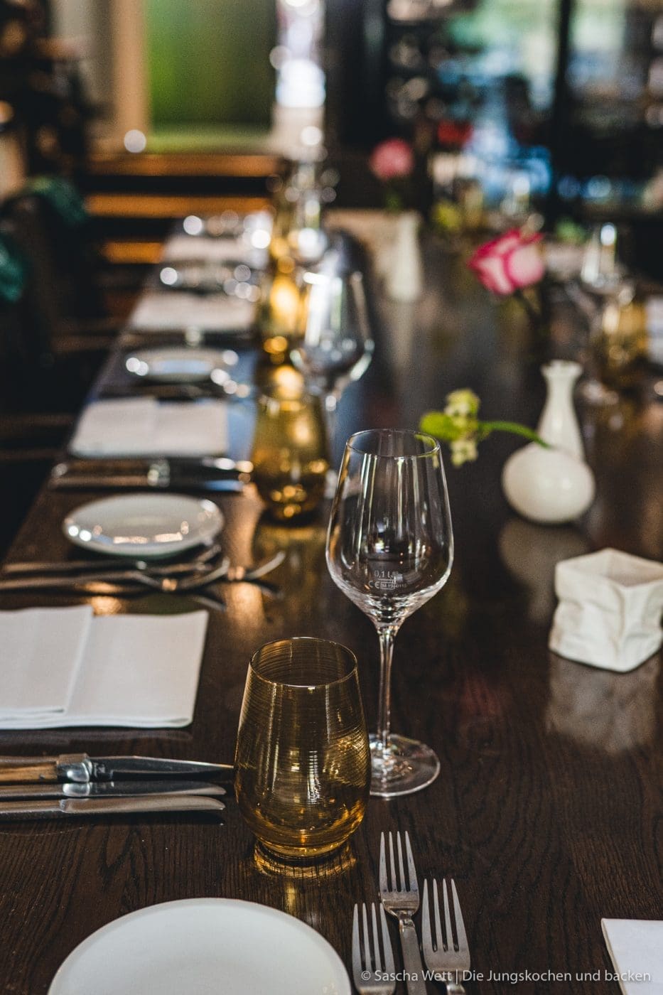 Wildschwein Burger Kerrygold 12 | Heute haben wir eine super leckere Burgerkreation von Torsten mit im Gepäck - Wildschwein-Cheeseburger mit Zwetchgenchutney. Der eine oder andere von euch hat den Burger auch schon vor ein paar Wochen bei Instagram erspäht! Wir waren nämlich mit unserem Partner Kerrygold im schönen München. Dort haben wir aber nicht nur geschlemmt, sondern waren auch fleißig. Wir durften dort mit 50€ bewaffnet über den Viktualienmarkt flitzen und haben unseren ganz persönlichen Burger kreiiert. Torsten hat mit seinem Wildschwein-Chesseburger den zweiten Platz gemacht und daher wollen wir ihn euch natürlich nicht vorenthalten.