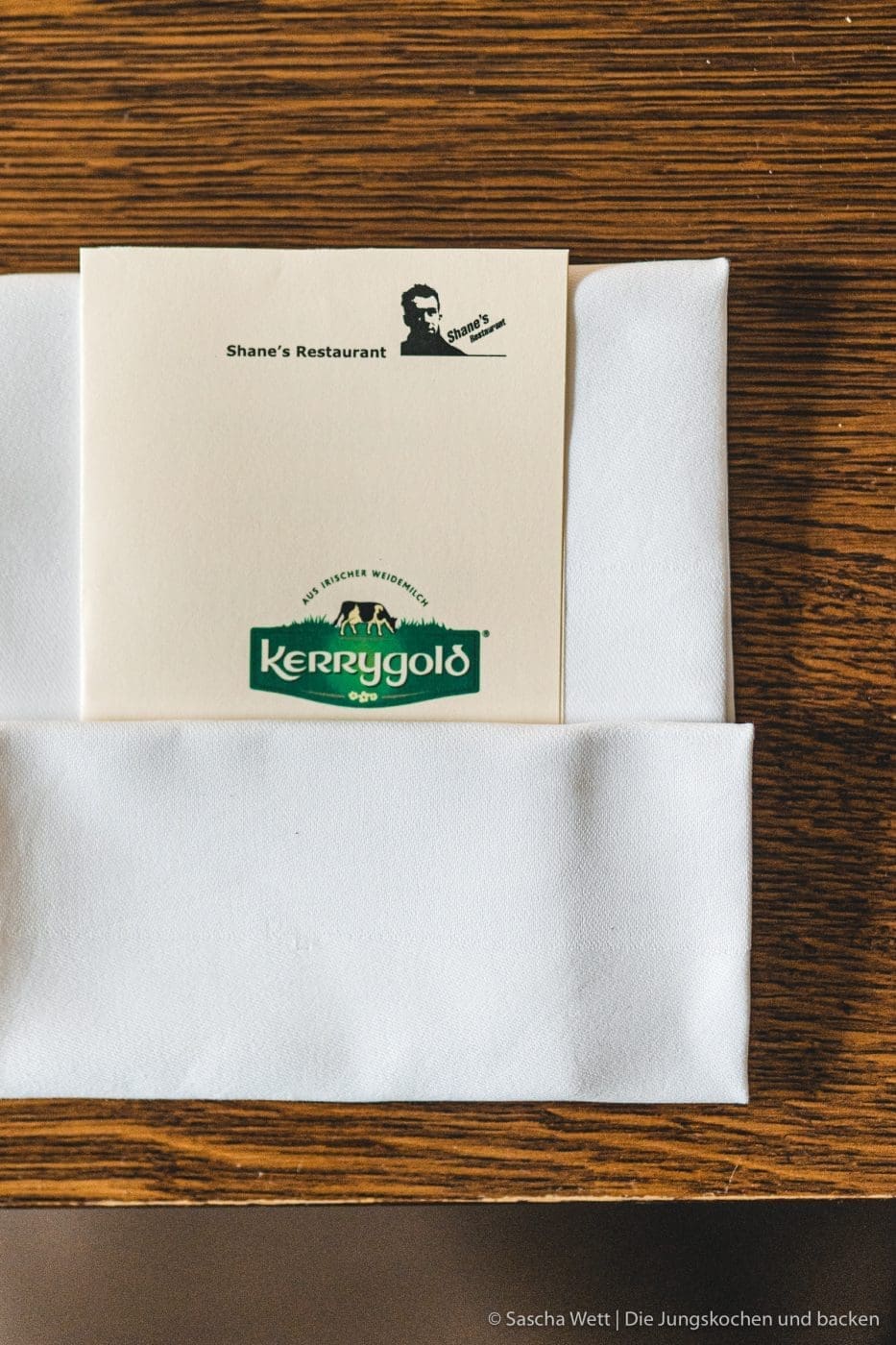 Wildschwein Burger Kerrygold 14 | Heute haben wir eine super leckere Burgerkreation von Torsten mit im Gepäck - Wildschwein-Cheeseburger mit Zwetchgenchutney. Der eine oder andere von euch hat den Burger auch schon vor ein paar Wochen bei Instagram erspäht! Wir waren nämlich mit unserem Partner Kerrygold im schönen München. Dort haben wir aber nicht nur geschlemmt, sondern waren auch fleißig. Wir durften dort mit 50€ bewaffnet über den Viktualienmarkt flitzen und haben unseren ganz persönlichen Burger kreiiert. Torsten hat mit seinem Wildschwein-Chesseburger den zweiten Platz gemacht und daher wollen wir ihn euch natürlich nicht vorenthalten.