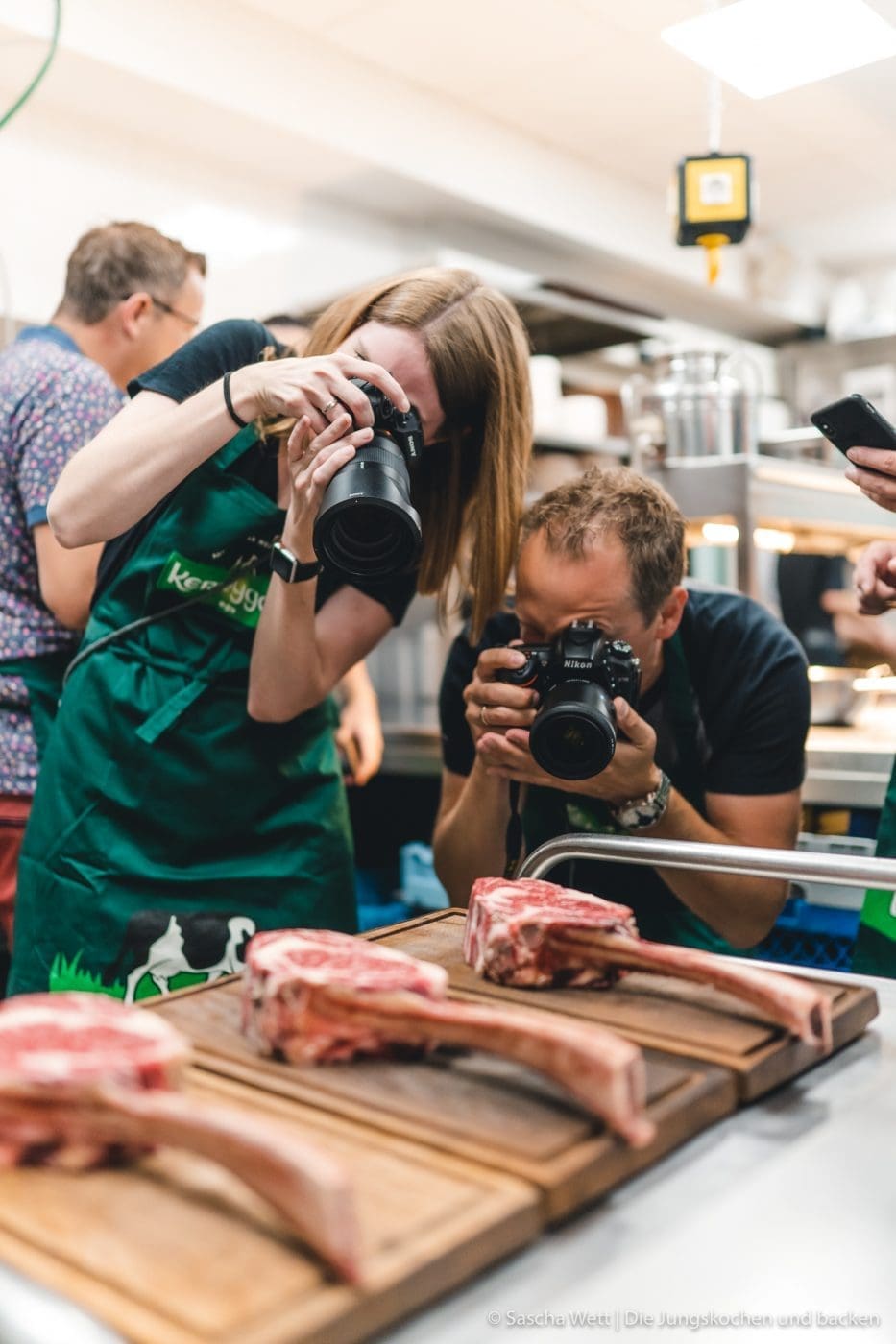 Wildschwein Burger Kerrygold 19 | Heute haben wir eine super leckere Burgerkreation von Torsten mit im Gepäck - Wildschwein-Cheeseburger mit Zwetchgenchutney. Der eine oder andere von euch hat den Burger auch schon vor ein paar Wochen bei Instagram erspäht! Wir waren nämlich mit unserem Partner Kerrygold im schönen München. Dort haben wir aber nicht nur geschlemmt, sondern waren auch fleißig. Wir durften dort mit 50€ bewaffnet über den Viktualienmarkt flitzen und haben unseren ganz persönlichen Burger kreiiert. Torsten hat mit seinem Wildschwein-Chesseburger den zweiten Platz gemacht und daher wollen wir ihn euch natürlich nicht vorenthalten.