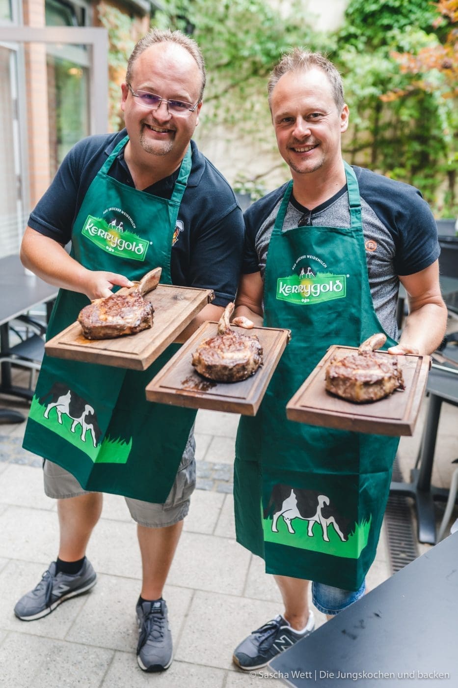 Wildschwein Burger Kerrygold 23 | Heute haben wir eine super leckere Burgerkreation von Torsten mit im Gepäck - Wildschwein-Cheeseburger mit Zwetchgenchutney. Der eine oder andere von euch hat den Burger auch schon vor ein paar Wochen bei Instagram erspäht! Wir waren nämlich mit unserem Partner Kerrygold im schönen München. Dort haben wir aber nicht nur geschlemmt, sondern waren auch fleißig. Wir durften dort mit 50€ bewaffnet über den Viktualienmarkt flitzen und haben unseren ganz persönlichen Burger kreiiert. Torsten hat mit seinem Wildschwein-Chesseburger den zweiten Platz gemacht und daher wollen wir ihn euch natürlich nicht vorenthalten.
