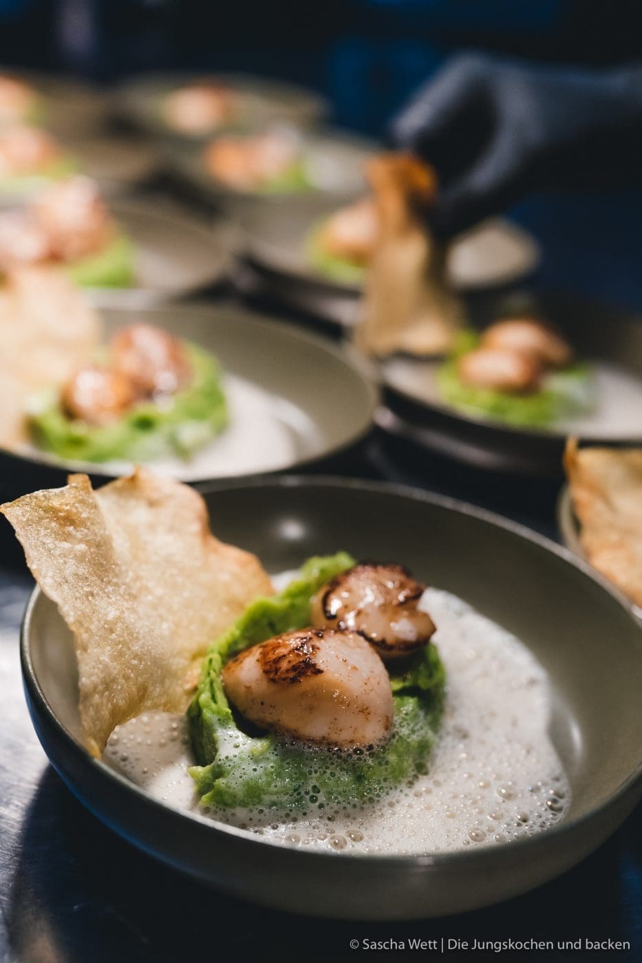 Wildschwein Burger Kerrygold 25 | Heute haben wir eine super leckere Burgerkreation von Torsten mit im Gepäck - Wildschwein-Cheeseburger mit Zwetchgenchutney. Der eine oder andere von euch hat den Burger auch schon vor ein paar Wochen bei Instagram erspäht! Wir waren nämlich mit unserem Partner Kerrygold im schönen München. Dort haben wir aber nicht nur geschlemmt, sondern waren auch fleißig. Wir durften dort mit 50€ bewaffnet über den Viktualienmarkt flitzen und haben unseren ganz persönlichen Burger kreiiert. Torsten hat mit seinem Wildschwein-Chesseburger den zweiten Platz gemacht und daher wollen wir ihn euch natürlich nicht vorenthalten.