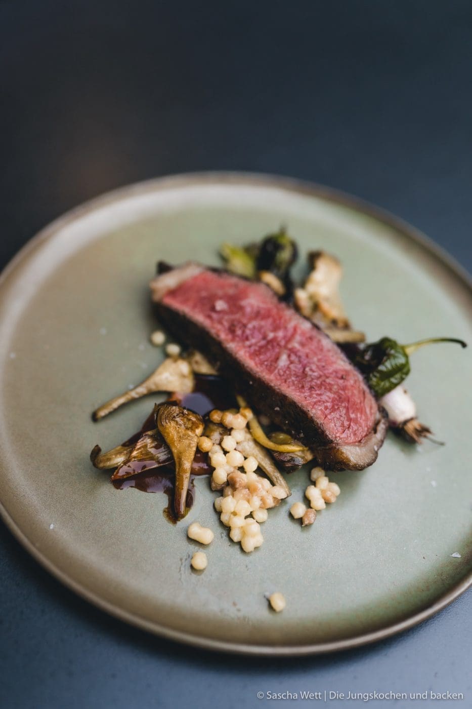 Wildschwein Burger Kerrygold 27 | Heute haben wir eine super leckere Burgerkreation von Torsten mit im Gepäck - Wildschwein-Cheeseburger mit Zwetchgenchutney. Der eine oder andere von euch hat den Burger auch schon vor ein paar Wochen bei Instagram erspäht! Wir waren nämlich mit unserem Partner Kerrygold im schönen München. Dort haben wir aber nicht nur geschlemmt, sondern waren auch fleißig. Wir durften dort mit 50€ bewaffnet über den Viktualienmarkt flitzen und haben unseren ganz persönlichen Burger kreiiert. Torsten hat mit seinem Wildschwein-Chesseburger den zweiten Platz gemacht und daher wollen wir ihn euch natürlich nicht vorenthalten.