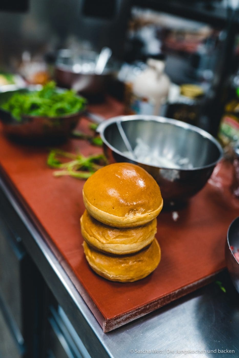 Wildschwein Burger Kerrygold 37 | Heute haben wir eine super leckere Burgerkreation von Torsten mit im Gepäck - Wildschwein-Cheeseburger mit Zwetchgenchutney. Der eine oder andere von euch hat den Burger auch schon vor ein paar Wochen bei Instagram erspäht! Wir waren nämlich mit unserem Partner Kerrygold im schönen München. Dort haben wir aber nicht nur geschlemmt, sondern waren auch fleißig. Wir durften dort mit 50€ bewaffnet über den Viktualienmarkt flitzen und haben unseren ganz persönlichen Burger kreiiert. Torsten hat mit seinem Wildschwein-Chesseburger den zweiten Platz gemacht und daher wollen wir ihn euch natürlich nicht vorenthalten.