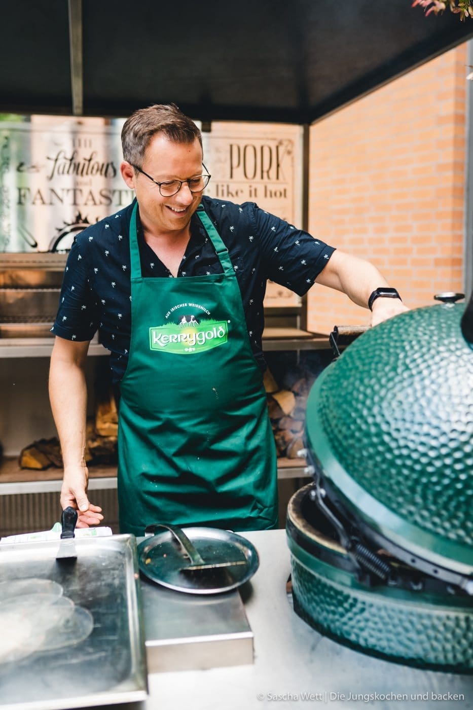 Wildschwein Burger Kerrygold 39 | Heute haben wir eine super leckere Burgerkreation von Torsten mit im Gepäck - Wildschwein-Cheeseburger mit Zwetchgenchutney. Der eine oder andere von euch hat den Burger auch schon vor ein paar Wochen bei Instagram erspäht! Wir waren nämlich mit unserem Partner Kerrygold im schönen München. Dort haben wir aber nicht nur geschlemmt, sondern waren auch fleißig. Wir durften dort mit 50€ bewaffnet über den Viktualienmarkt flitzen und haben unseren ganz persönlichen Burger kreiiert. Torsten hat mit seinem Wildschwein-Chesseburger den zweiten Platz gemacht und daher wollen wir ihn euch natürlich nicht vorenthalten.