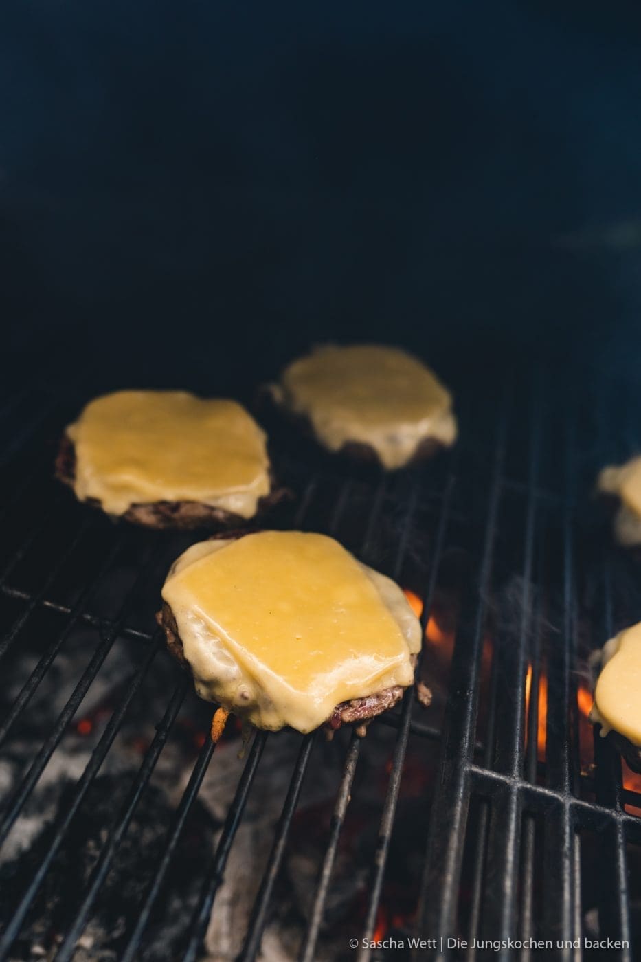 Wildschwein Burger Kerrygold 41 | Heute haben wir eine super leckere Burgerkreation von Torsten mit im Gepäck - Wildschwein-Cheeseburger mit Zwetchgenchutney. Der eine oder andere von euch hat den Burger auch schon vor ein paar Wochen bei Instagram erspäht! Wir waren nämlich mit unserem Partner Kerrygold im schönen München. Dort haben wir aber nicht nur geschlemmt, sondern waren auch fleißig. Wir durften dort mit 50€ bewaffnet über den Viktualienmarkt flitzen und haben unseren ganz persönlichen Burger kreiiert. Torsten hat mit seinem Wildschwein-Chesseburger den zweiten Platz gemacht und daher wollen wir ihn euch natürlich nicht vorenthalten.