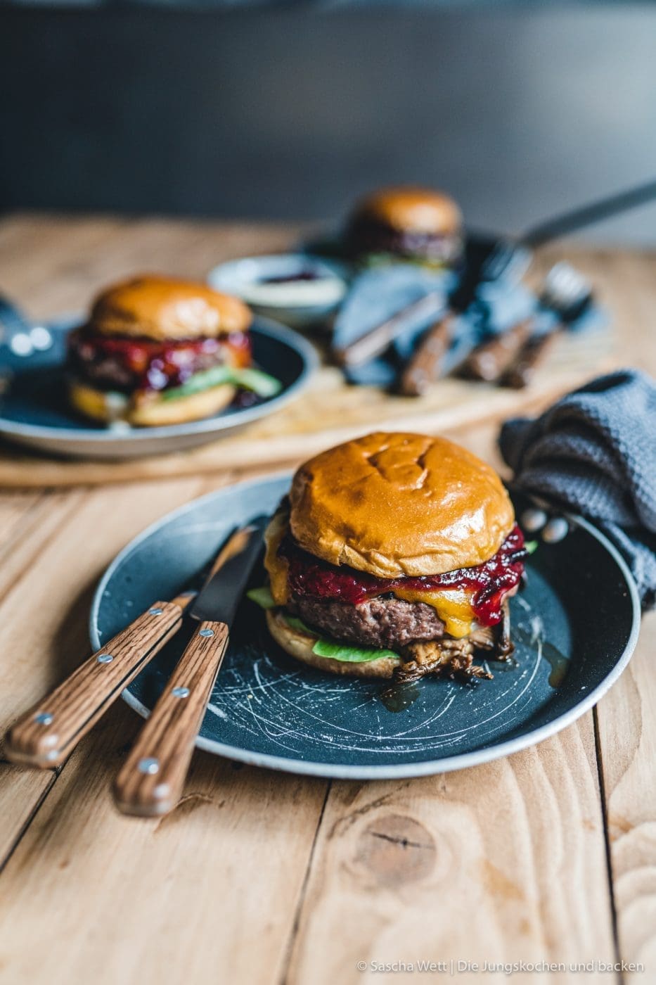 Wildschwein Burger Kerrygold 43 | Heute haben wir eine super leckere Burgerkreation von Torsten mit im Gepäck - Wildschwein-Cheeseburger mit Zwetchgenchutney. Der eine oder andere von euch hat den Burger auch schon vor ein paar Wochen bei Instagram erspäht! Wir waren nämlich mit unserem Partner Kerrygold im schönen München. Dort haben wir aber nicht nur geschlemmt, sondern waren auch fleißig. Wir durften dort mit 50€ bewaffnet über den Viktualienmarkt flitzen und haben unseren ganz persönlichen Burger kreiiert. Torsten hat mit seinem Wildschwein-Chesseburger den zweiten Platz gemacht und daher wollen wir ihn euch natürlich nicht vorenthalten.