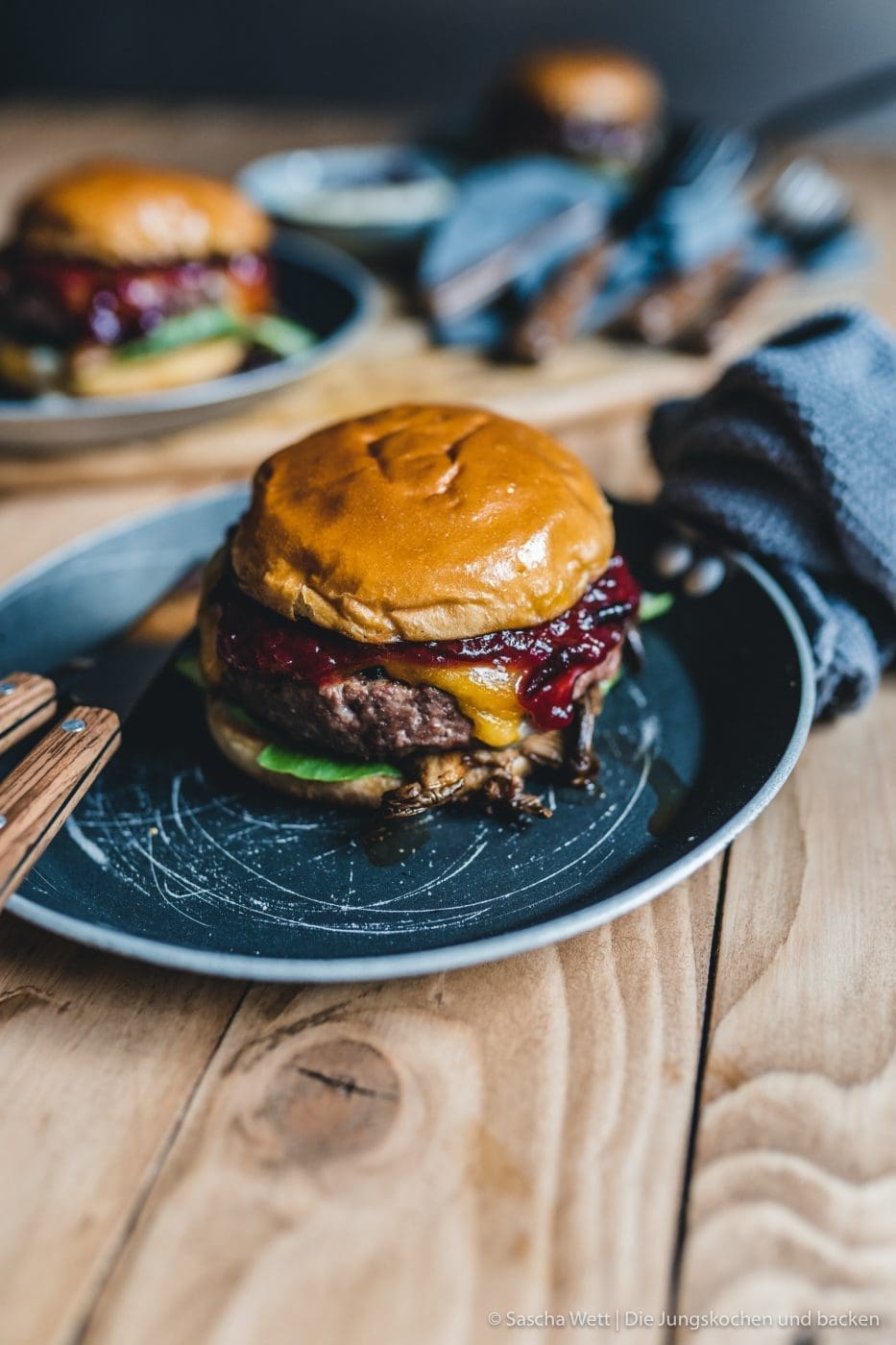 Wildschwein Cheeseburger mit Zwetschgenchutney als modernes Wildrezept für die Herbstküche