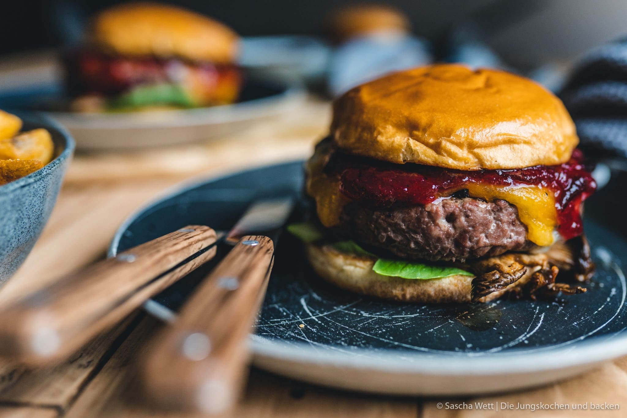 Wildschwein Burger Kerrygold 46 | Heute haben wir eine super leckere Burgerkreation von Torsten mit im Gepäck - Wildschwein-Cheeseburger mit Zwetchgenchutney. Der eine oder andere von euch hat den Burger auch schon vor ein paar Wochen bei Instagram erspäht! Wir waren nämlich mit unserem Partner Kerrygold im schönen München. Dort haben wir aber nicht nur geschlemmt, sondern waren auch fleißig. Wir durften dort mit 50€ bewaffnet über den Viktualienmarkt flitzen und haben unseren ganz persönlichen Burger kreiiert. Torsten hat mit seinem Wildschwein-Chesseburger den zweiten Platz gemacht und daher wollen wir ihn euch natürlich nicht vorenthalten.