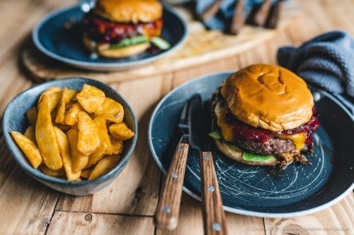 Wildschwein-Cheeseburger mit Zwetchgenchutney 19 Wildschwein Burger Kerrygold 47 | Heute haben wir eine super leckere Burgerkreation von Torsten mit im Gepäck - Wildschwein-Cheeseburger mit Zwetchgenchutney. Der eine oder andere von euch hat den Burger auch schon vor ein paar Wochen bei Instagram erspäht! Wir waren nämlich mit unserem Partner Kerrygold im schönen München. Dort haben wir aber nicht nur geschlemmt, sondern waren auch fleißig. Wir durften dort mit 50€ bewaffnet über den Viktualienmarkt flitzen und haben unseren ganz persönlichen Burger kreiiert. Torsten hat mit seinem Wildschwein-Chesseburger den zweiten Platz gemacht und daher wollen wir ihn euch natürlich nicht vorenthalten.