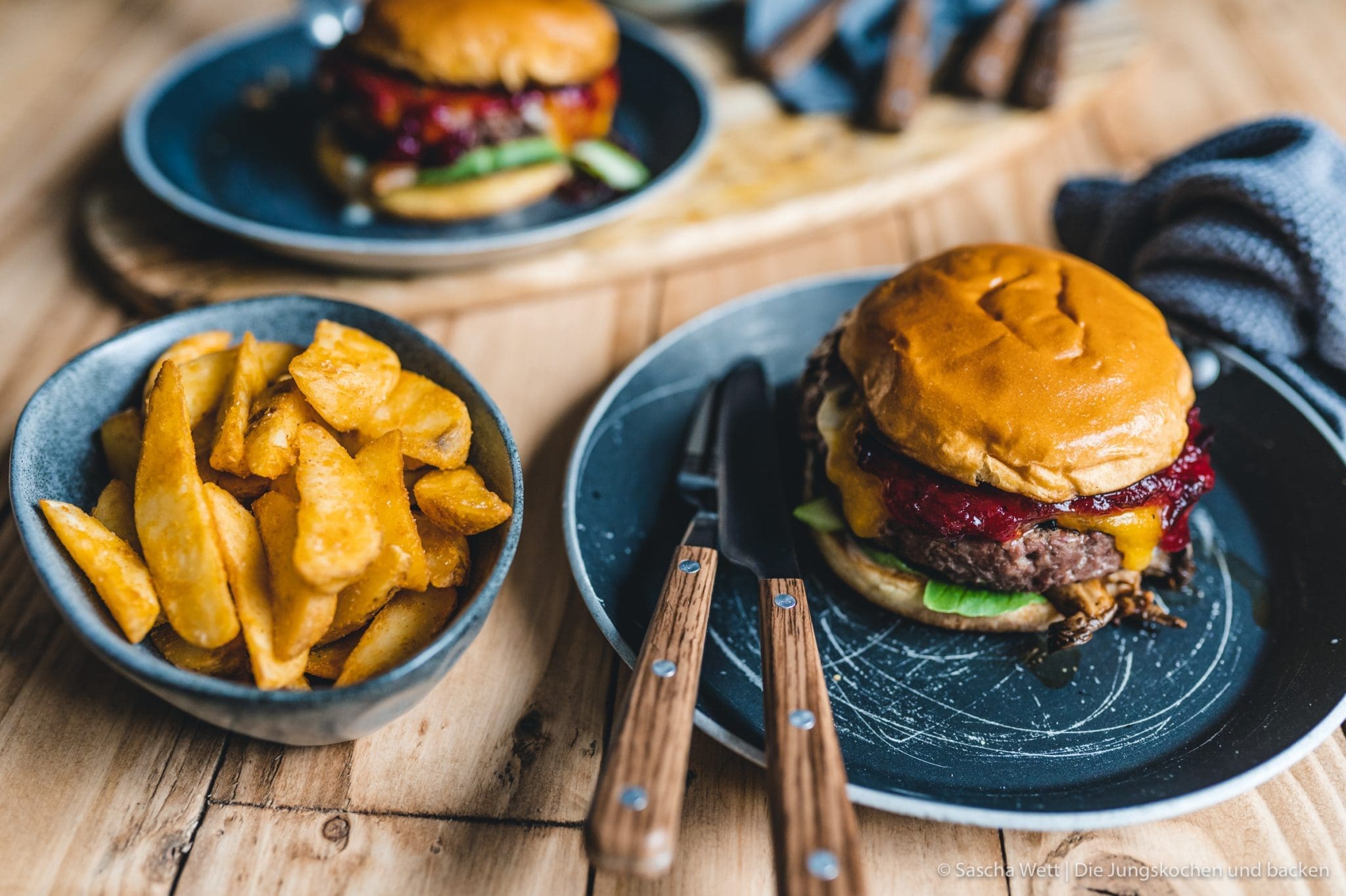 Wildschwein Burger Kerrygold 47 | Heute haben wir eine super leckere Burgerkreation von Torsten mit im Gepäck - Wildschwein-Cheeseburger mit Zwetchgenchutney. Der eine oder andere von euch hat den Burger auch schon vor ein paar Wochen bei Instagram erspäht! Wir waren nämlich mit unserem Partner Kerrygold im schönen München. Dort haben wir aber nicht nur geschlemmt, sondern waren auch fleißig. Wir durften dort mit 50€ bewaffnet über den Viktualienmarkt flitzen und haben unseren ganz persönlichen Burger kreiiert. Torsten hat mit seinem Wildschwein-Chesseburger den zweiten Platz gemacht und daher wollen wir ihn euch natürlich nicht vorenthalten.