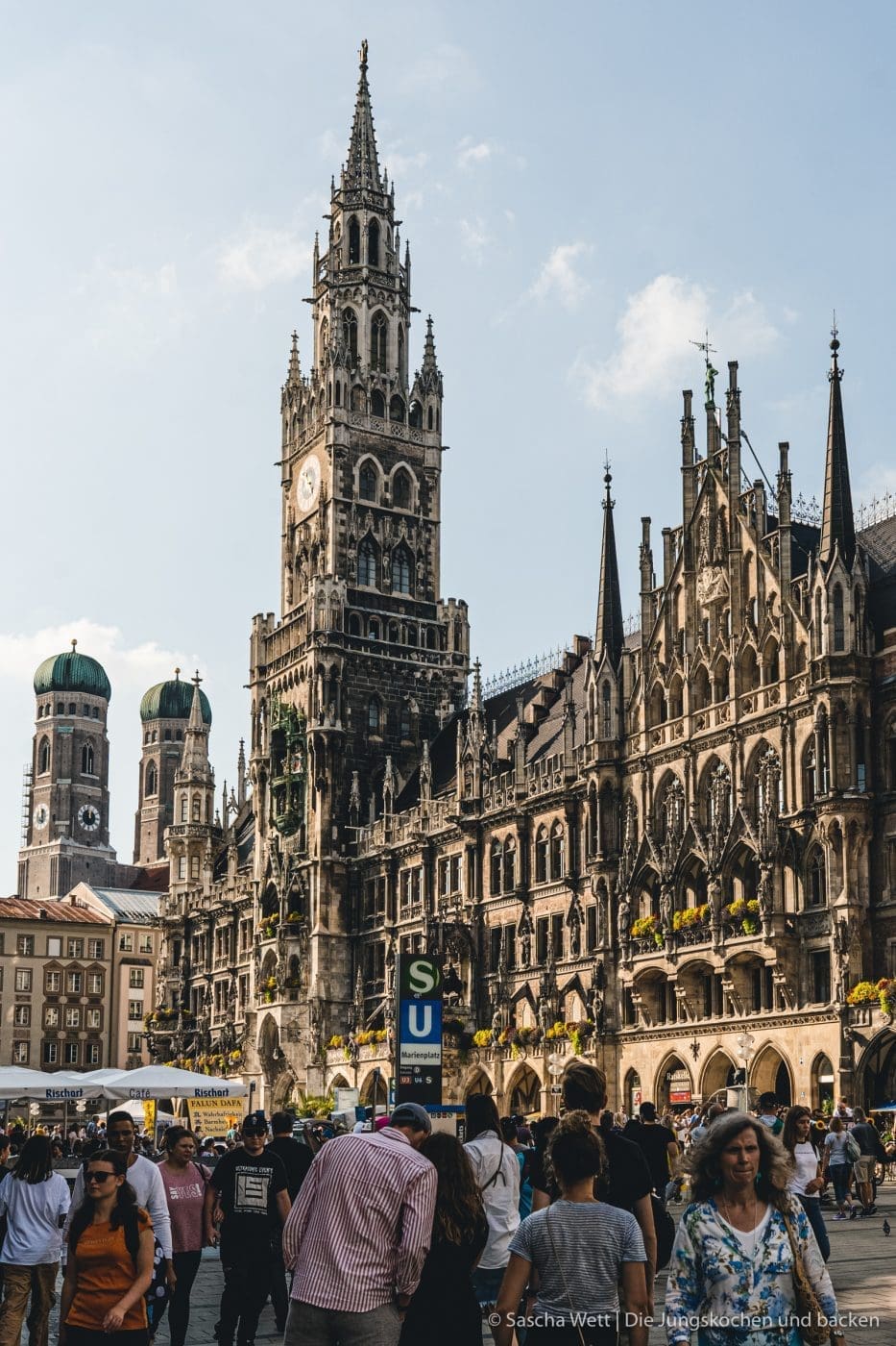 Wildschwein Burger Kerrygold 6 | Heute haben wir eine super leckere Burgerkreation von Torsten mit im Gepäck - Wildschwein-Cheeseburger mit Zwetchgenchutney. Der eine oder andere von euch hat den Burger auch schon vor ein paar Wochen bei Instagram erspäht! Wir waren nämlich mit unserem Partner Kerrygold im schönen München. Dort haben wir aber nicht nur geschlemmt, sondern waren auch fleißig. Wir durften dort mit 50€ bewaffnet über den Viktualienmarkt flitzen und haben unseren ganz persönlichen Burger kreiiert. Torsten hat mit seinem Wildschwein-Chesseburger den zweiten Platz gemacht und daher wollen wir ihn euch natürlich nicht vorenthalten.