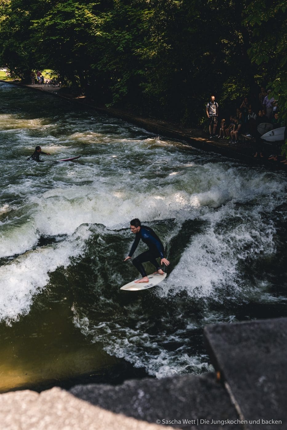 Wildschwein Burger Kerrygold 9 | Heute haben wir eine super leckere Burgerkreation von Torsten mit im Gepäck - Wildschwein-Cheeseburger mit Zwetchgenchutney. Der eine oder andere von euch hat den Burger auch schon vor ein paar Wochen bei Instagram erspäht! Wir waren nämlich mit unserem Partner Kerrygold im schönen München. Dort haben wir aber nicht nur geschlemmt, sondern waren auch fleißig. Wir durften dort mit 50€ bewaffnet über den Viktualienmarkt flitzen und haben unseren ganz persönlichen Burger kreiiert. Torsten hat mit seinem Wildschwein-Chesseburger den zweiten Platz gemacht und daher wollen wir ihn euch natürlich nicht vorenthalten.