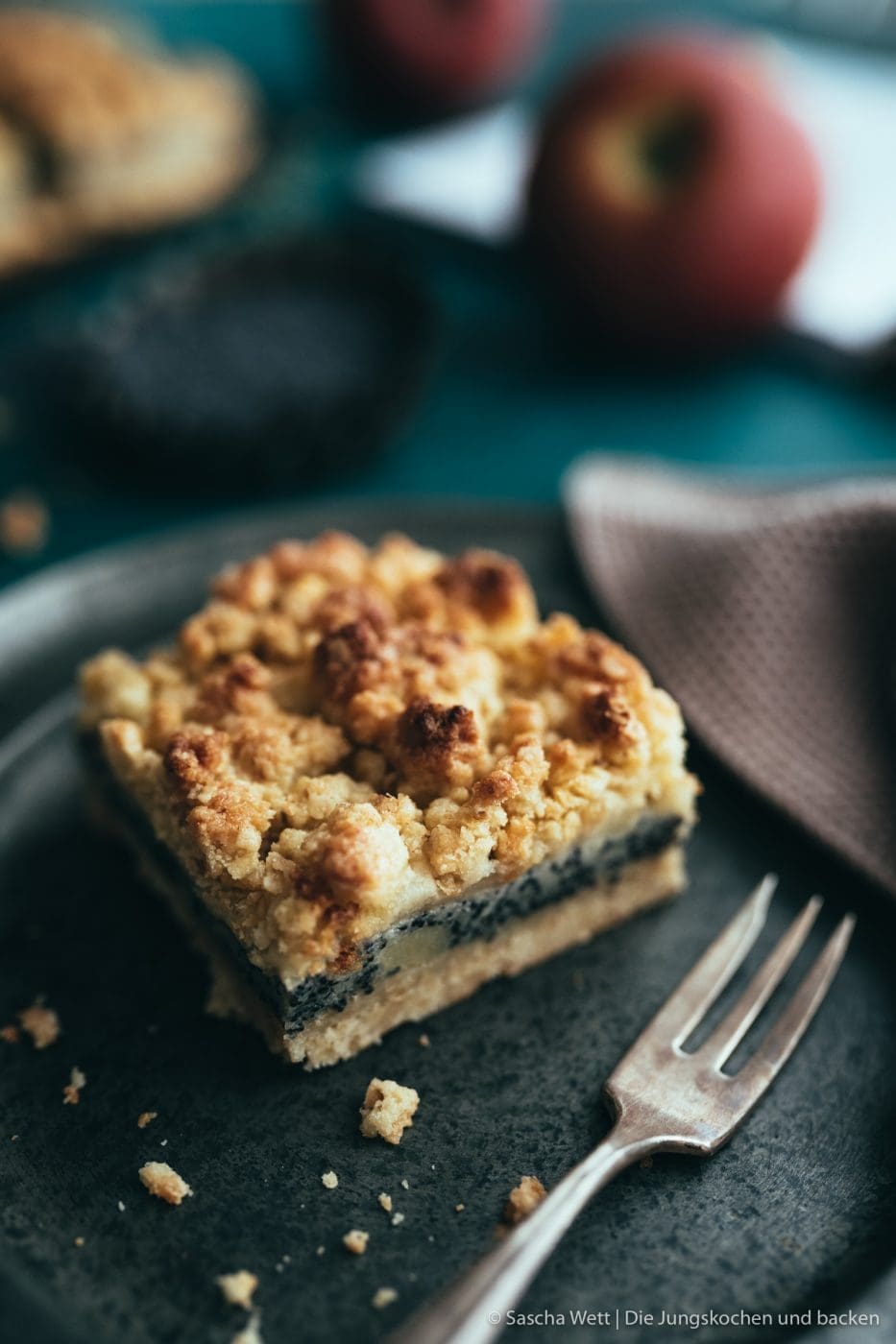 Mohn-Apfel-Schnitten mit Streuseln 3 Rezept für einen leckeren und saftigen Blechkuchen mit Apfel, Mohn und jede Menge Streuseln. Aus dem Buch Köstlich backen mit Äpfeln von Zimtkeks & Apfeltarte. #rezepte #backbuch #mohn #backen