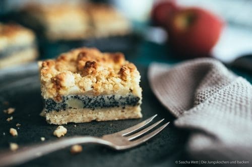 Rezept für einen leckeren und saftigen Blechkuchen mit Apfel, Mohn und jede Menge Streuseln. Aus dem Buch Köstlich backen mit Äpfeln von Zimtkeks & Apfeltarte. #rezepte #backbuch #mohn #backen