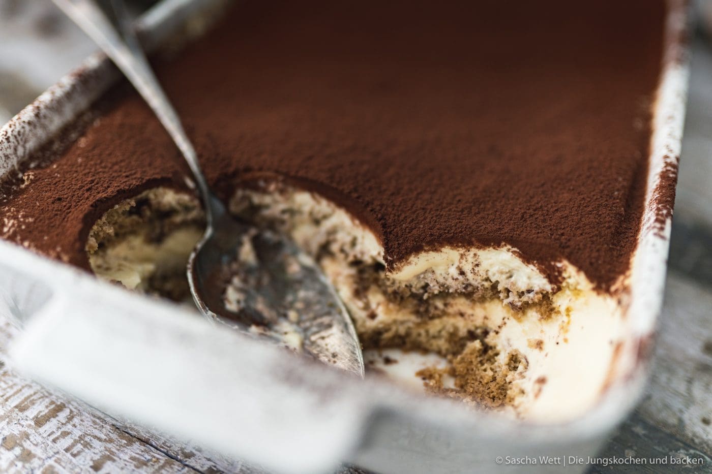 Rezept für den Dessertklassiker mit einer ganz neuen Komponente. Bierlikör und ein kräfitges Choclate Stout Bier machen dieses Tiramisu zu etwas ganz Besonderem! #tiramisu #dessert #süßspeise #bier