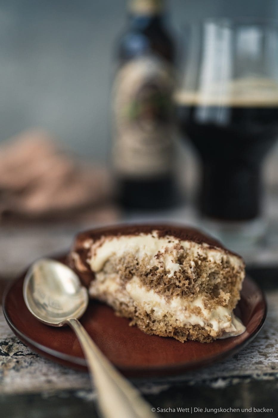 Rezept für den Dessertklassiker mit einer ganz neuen Komponente. Bierlikör und ein kräfitges Choclate Stout Bier machen dieses Tiramisu zu etwas ganz Besonderem! #tiramisu #dessert #süßspeise #bier