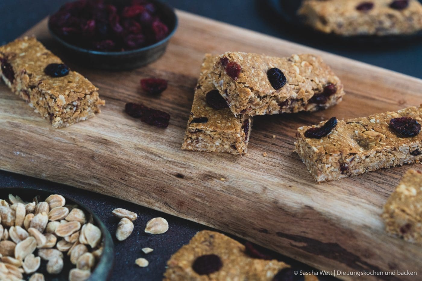 Erdnuss Flapjack ültje 9 | Heute haben wir uns ein leckeres und schnell zubereitetes Rezept für einen Erdnuss Flapjack überlegt, das wir zusammen mit unserem Partner ültje umgesetzt haben. Ihr wisst ja, dass wir um diese so genannte Nuss, nicht herum kommen und sie immer wieder in unseren Rezepten verarbeiten. Manchmal aber verputzen wir sie auch einfach so. Am liebsten ohne Öl im Ofen gebacken und ohne Salz. Pur halt! Der Grund, warum wir uns für einen Erdnuss Flapjack entschieden haben ist, dass wir nach dem Sport immer gerne eine Kleinigkeit zu uns nehmen, die schnell satt macht und genügend Protein mit sich bringt. Und genau das kann die Erdnuss. Ein weiterer Vorteil der Erdnuss ist, dass sie das perfekte Brainfood ist.