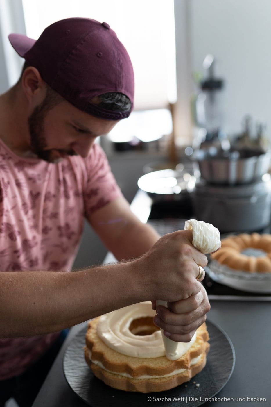 Frankfurter Kranz wird mit mit Buttercreme gefüllt