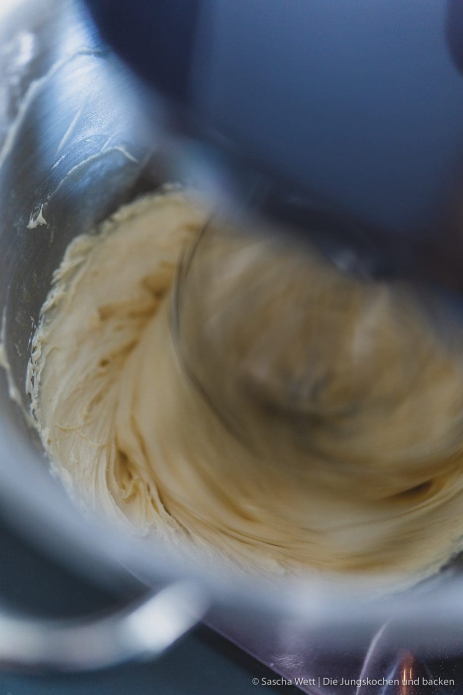 Kuchenteig beim Aufschlagen in Küchenmaschine