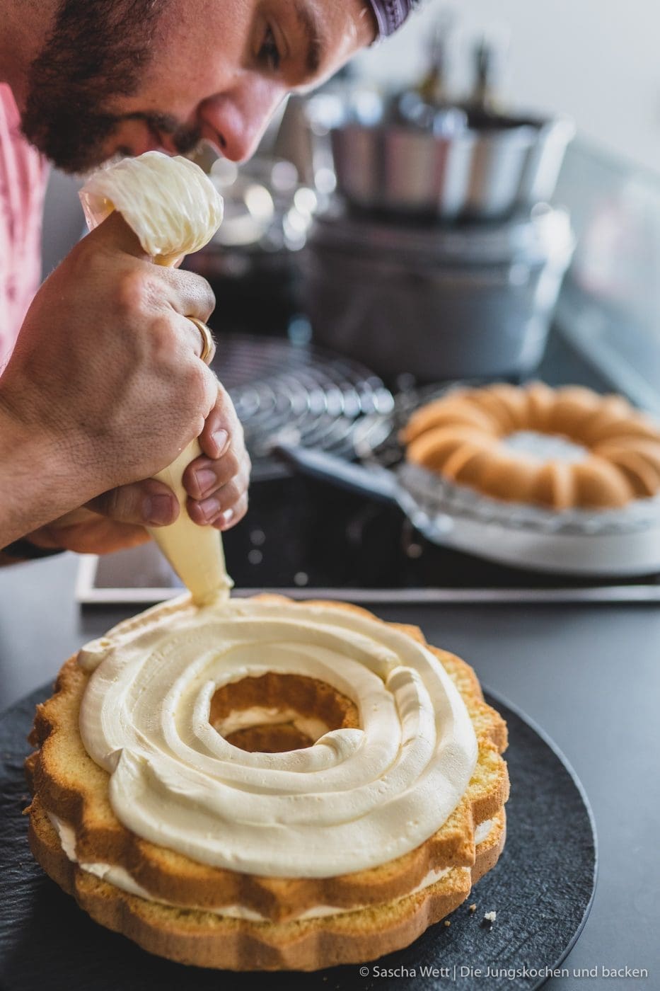 Jahresrückblick 2019 33 Frankfurter Kranz wird mit mit Buttercreme gefüllt