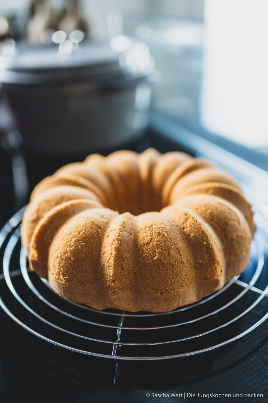 Gebackener Kuchen beim Abkühlen