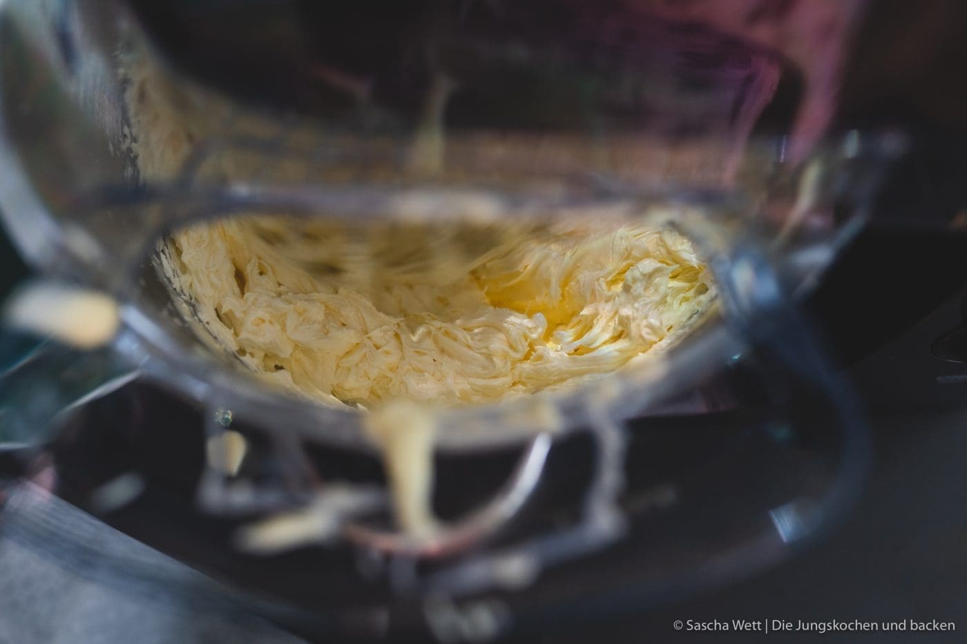 Geschlagene Buttercreme in Küchenmaschine