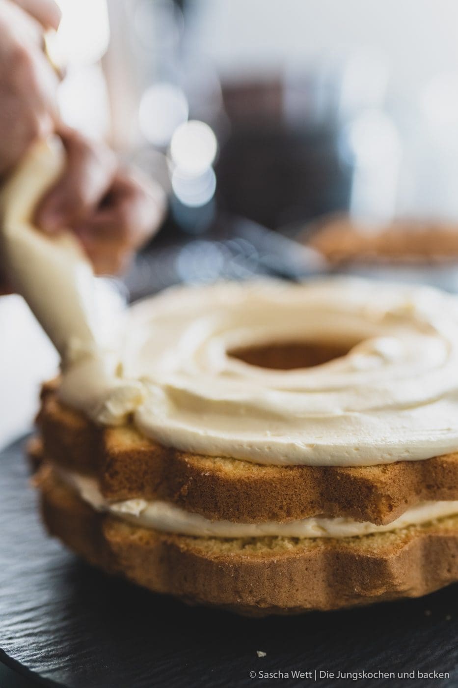 Frankfurter Kranz wird mit mit Buttercreme gefüllt