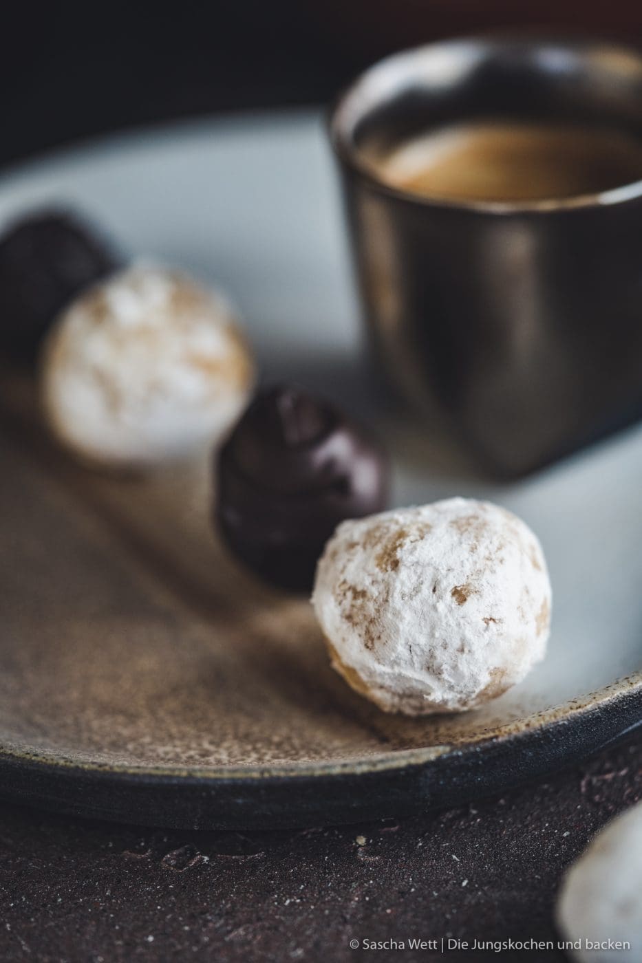 Pralinen mit Eierlikör Verpoorten 2 | Heute habe vor allem ich richtig viel Spaß beim Schreiben dieses Beitrags. Es geht nämlich gleich um 2 Dinge, mit denen man mir immer eine große Freude machen kann. Zum einen sind das Pralinen! Die liebe ich schon, seit ich früher vom Opa hin und wieder eine Praline mit Nougatfüllung essen durfte. Zum anderen ist es der Eierlikör. Auch hier hat mir Opa Günter an besonderen Feiertagen ein wenig vom leckeren Verpoorten Eierlikör aufs Eis gegeben. Wir werden allerdings anstelle von Opas Eisdessert mit Eierlikör einen Café Gourmand mit Pralinen genießen.