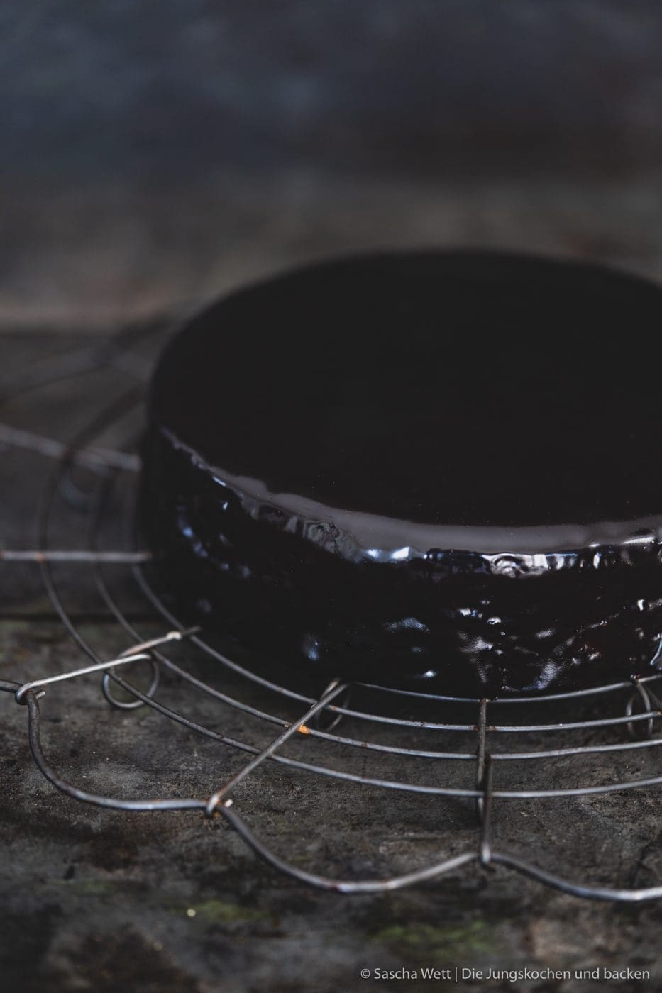 Sachertorte mit Mirror Glaze 2 Sachertorte 1 | Wir waren ja mal wieder in Österreich und nachdem wir nun schon einigen Jahre regelmäßig dort sind, ist es ein wenig wie eine zweite Heimat! Verreisen mit einer immensen Vorfreude im Bauch ist das allerschönste. Man weiß was einen erwartet, man trifft liebe Menschen wieder und das Essen in Österreich ist über alle Zweifel erhaben. Hier wird Kulinarik zelebriert und wir lieben es!! Vielleicht sind wir doch recht einfach zu beeindrucken ... aber wer sagt schon bei Apfelstrudel, Kaspressknödel und Palatschinken "Nein"?! Also war es mal wieder an der Zeit einen österreischichen Klassiker zu zu bereiten - die Sachertorte!