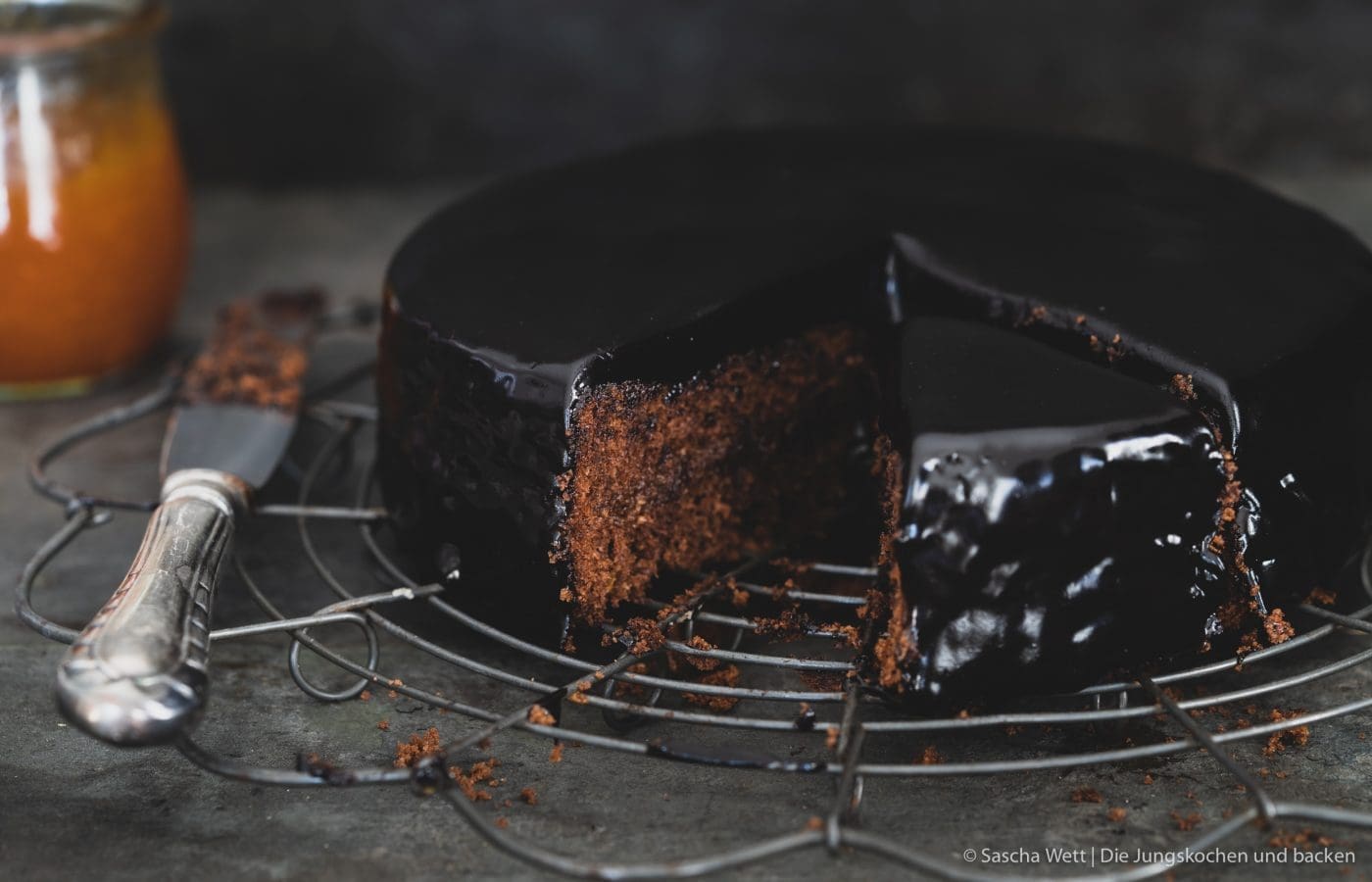 Sachertorte mit Mirror Glaze 4 Sachertorte 4 | Wir waren ja mal wieder in Österreich und nachdem wir nun schon einigen Jahre regelmäßig dort sind, ist es ein wenig wie eine zweite Heimat! Verreisen mit einer immensen Vorfreude im Bauch ist das allerschönste. Man weiß was einen erwartet, man trifft liebe Menschen wieder und das Essen in Österreich ist über alle Zweifel erhaben. Hier wird Kulinarik zelebriert und wir lieben es!! Vielleicht sind wir doch recht einfach zu beeindrucken ... aber wer sagt schon bei Apfelstrudel, Kaspressknödel und Palatschinken "Nein"?! Also war es mal wieder an der Zeit einen österreischichen Klassiker zu zu bereiten - die Sachertorte!