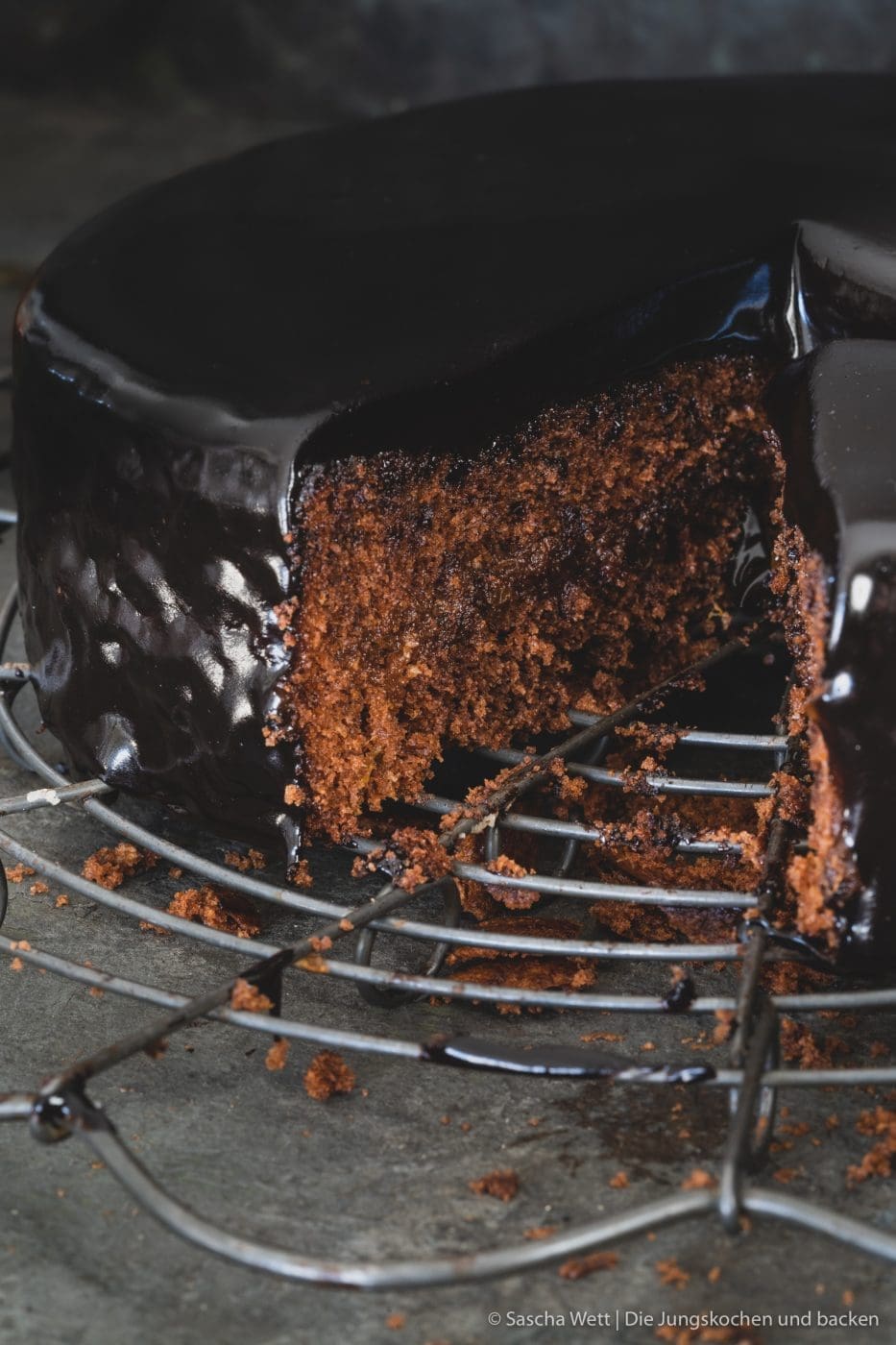 Sachertorte mit Mirror Glaze 3 Sachertorte 6 | Wir waren ja mal wieder in Österreich und nachdem wir nun schon einigen Jahre regelmäßig dort sind, ist es ein wenig wie eine zweite Heimat! Verreisen mit einer immensen Vorfreude im Bauch ist das allerschönste. Man weiß was einen erwartet, man trifft liebe Menschen wieder und das Essen in Österreich ist über alle Zweifel erhaben. Hier wird Kulinarik zelebriert und wir lieben es!! Vielleicht sind wir doch recht einfach zu beeindrucken ... aber wer sagt schon bei Apfelstrudel, Kaspressknödel und Palatschinken "Nein"?! Also war es mal wieder an der Zeit einen österreischichen Klassiker zu zu bereiten - die Sachertorte!