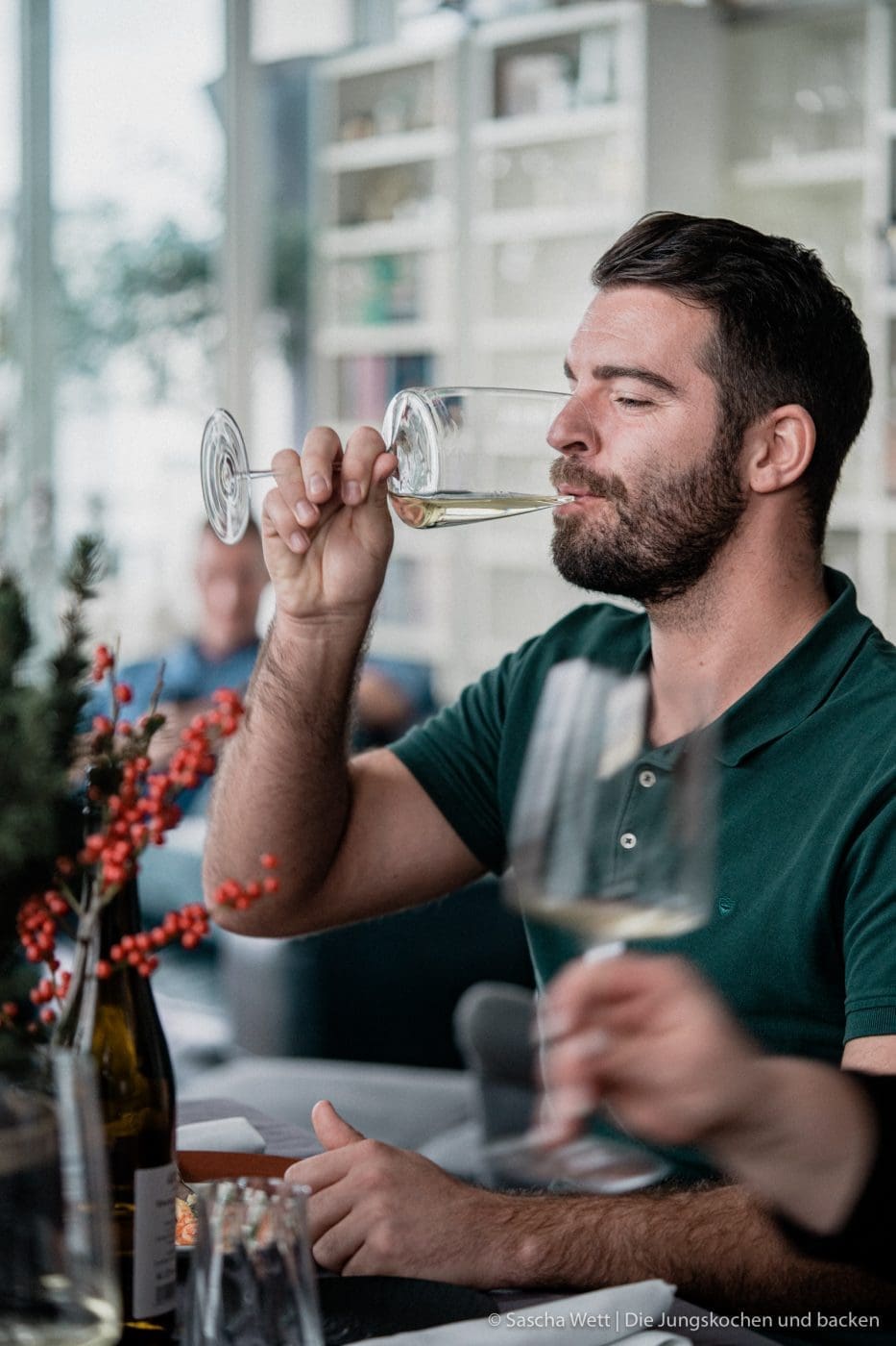 Kabeljau & Prawns 12 Costa Kabeljau 17 | "Wenn Gäste kommen ..". Das ist für uns beide etwas, das wir so sehr lieben. Wir planen neue Gerichte. Verändern alte Gerichte, die wir schon lange nicht mehr gekocht haben. Überlegen uns auf jeden Fall immer etwas, das unseren Freunden oder der Familie, die zu Gast kommen, schmecken wird. Und Fisch oder Meeresfrüchte, wie zum Beispiel Kabeljau und Garnelen, stehen da auch oft ganz oben auf der Ideenliste. Aus diesem Grund haben wir unser heutiges festliches Gericht auch gleich so genannt. "Kabeljau & Prawns".