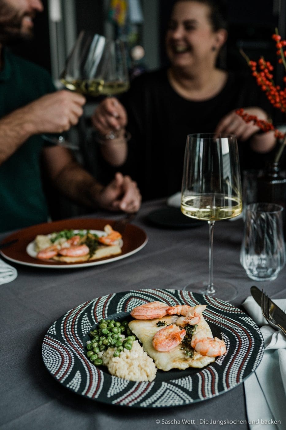 Kabeljau & Prawns 7 Costa Kabeljau 19 | "Wenn Gäste kommen ..". Das ist für uns beide etwas, das wir so sehr lieben. Wir planen neue Gerichte. Verändern alte Gerichte, die wir schon lange nicht mehr gekocht haben. Überlegen uns auf jeden Fall immer etwas, das unseren Freunden oder der Familie, die zu Gast kommen, schmecken wird. Und Fisch oder Meeresfrüchte, wie zum Beispiel Kabeljau und Garnelen, stehen da auch oft ganz oben auf der Ideenliste. Aus diesem Grund haben wir unser heutiges festliches Gericht auch gleich so genannt. "Kabeljau & Prawns".