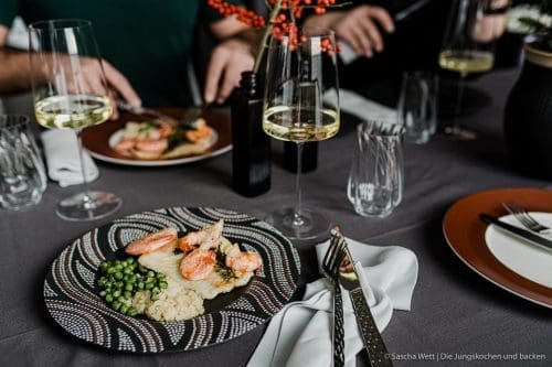 Kabeljau & Prawns 13 Rezept für Kabeljau & Prawns. Ein festliches Gericht, dass keine zu lange Vor- und Zubereitung benötigt. So bleibt mehr Zeit zum Genießen mit den Gästen. #rezepte #festtagsgericht #menü #feiertage